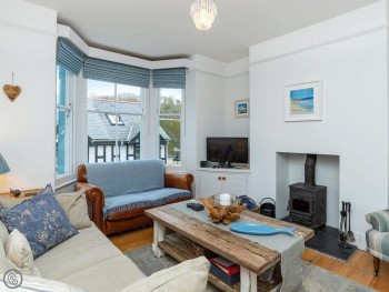 BEAUTIFULLY PRESENTED LIVING ROOM WITH WOOD BURNER