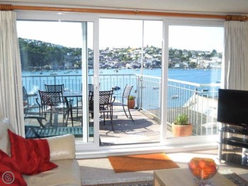 SPACIOUS LIVING ROOM WITH VIEWS OF THE RIVER