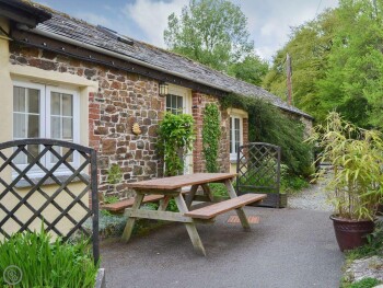 QUAINT CORNISH COTTAGE WITH PICNIC-STYLE TABLE