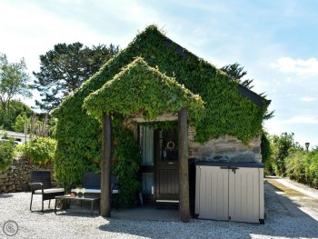 PRETTY IVY-CLAD HOLIDAY COTTAGE