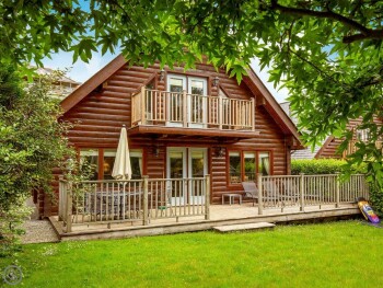 ATTRACTIVE LOG CABIN STYLE HOLIDAY ACCOMMODATION