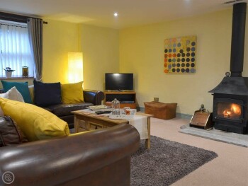 SPACIOUS LIVING ROOM WITH WOOD BURNER