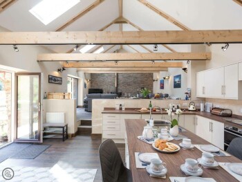 FULLY APPOINTED FITTED KITCHEN WITH DINING AREA