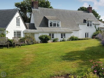 PEACEFUL DETACHED COTTAGE