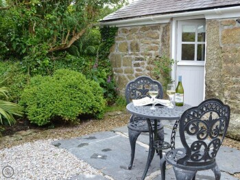 DELIGHTFUL PAVED PATIO AREA WITH OUTDOOR FURNITURE