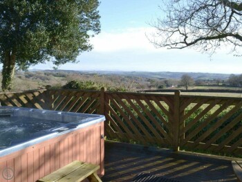 ATTRACTIVE LODGE WITH HOT TUB