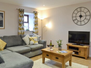 WELCOMING LIVING AND DINING ROOM