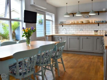 WELL-EQUIPPED KITCHEN/DINING ROOM