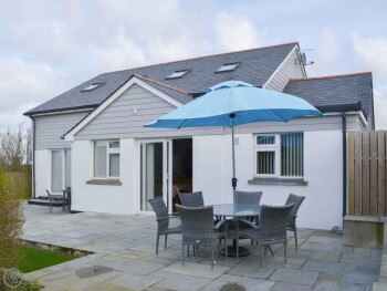 WONDERFUL PAVED PATIO AREA WITH TABLE AND CHAIRS