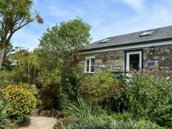 TRADITIONAL STONE COTTAGE