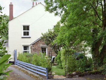 ATTRACTIVE COTTAGE WITH ENCLOSED GARDEN