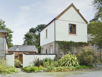 CHARACTERFUL GROUND FLOOR APARTMENT WITH ENCLOSED COURTYARD