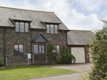 IMMACULATELY PRESENTED COTTAGE ENTRANCE