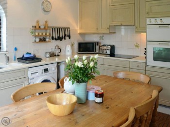 WELL EQUIPPED KITCHEN /  DINING ROOM