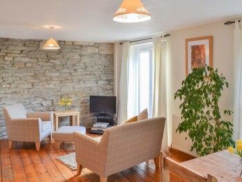 DELIGHTFUL WOODEN-FLOORED LIVING DINING ROOM