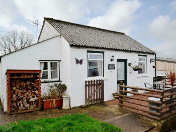 DELIGHTFUL DETACHED COTTAGE