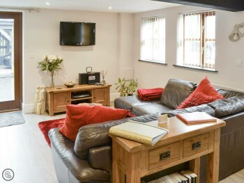 SPACIOUS LIVING AREA OF OPEN-PLAN ROOM