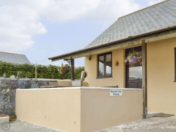 LOVELY HOLIDAY HOME WITH PRIVATE PARKING AREA
