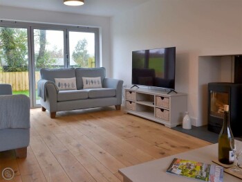 SPACIOUS LIVING ROOM WITH WOOD BURNER