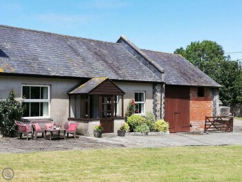 ATTRACTIVE SINGLE-STOREY HOLIDAY HOME IN RURAL LOCATION