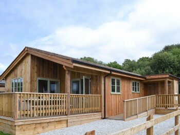BEAUTIFULLY PRESENTED TIMBER LODGE WITH HOT TUB
