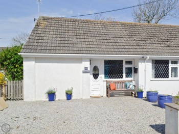 ATTRACTIVE HOLIDAY HOME JUST 700 YARDS FROM THE BEACH