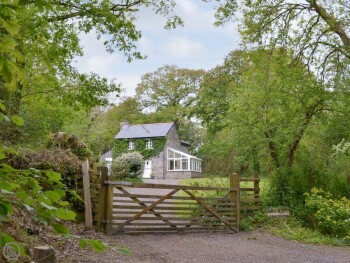 LOVELY STONE-BUILT HOUSE SET IN SECLUDED WOODLAND NEAR THE RIVER LYNHER