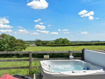 PRIVATE HOT TUB WITH MAGNIFICANT RURAL VIEWS