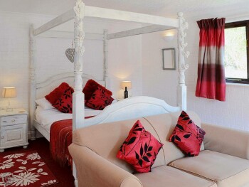 FOUR POSTER BEDROOM