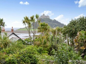 FABULOUS VIEWS OF ST MICHAEL’S MOUNT FROM THE DINING ROOM AND KITCHEN