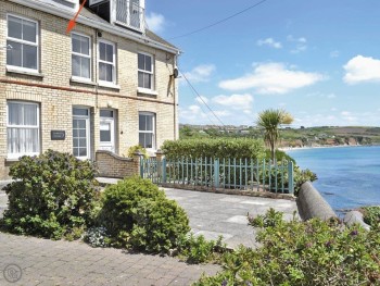 SEA FRONT LOCATION, CHARMING TERRACED HOLIDAY COTTAGE