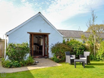 PEACEFUL, DETACHED BUNGALOW FOR TWO