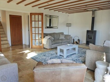 SPACIOUS LIVING ROOM WITH WOOD BURNER