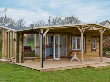 QUIRKY LODGE ACCOMMODATION IN THE CORNISH COUNTRYSIDE