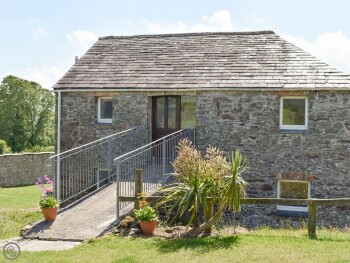 ENTRANCE FROM THE GARDEN TO THE REAR OF THE PROPERTY