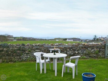 RELAXING SITTING-OUT-AREA WITH FAR REACHING VIEWS