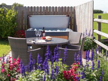 RELAX IN THE LOVELY COLOURFUL GARDEN AND HOT TUB