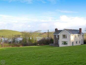 WONDERFUL HOLIDAY HOME, SET IN A GREAT LOCATION WITH PANORAMIC VIEWS ACROSS THE CAMEL ESTUARY