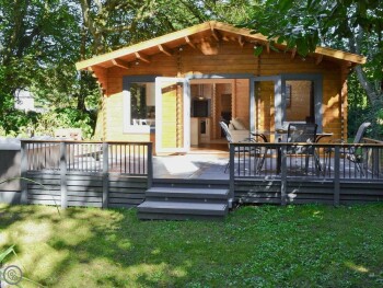 COMFORTABLE AND COSY MODERN, DETACHED LODGE IN A PEACEFUL WOODLAND SETTING