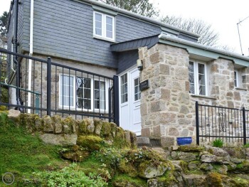 CHARMING SEMI-DETACHED CORNISH COTTAGE