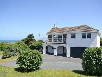 SUBSTANTIAL FAMILY HOLIDAY HOME CLOSE TO THE CORNISH COAST