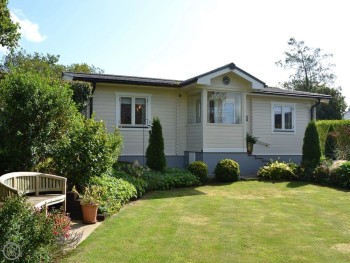 LOVELY CORNISH CABIN-STYLLE HOLIDAY COTTAGE